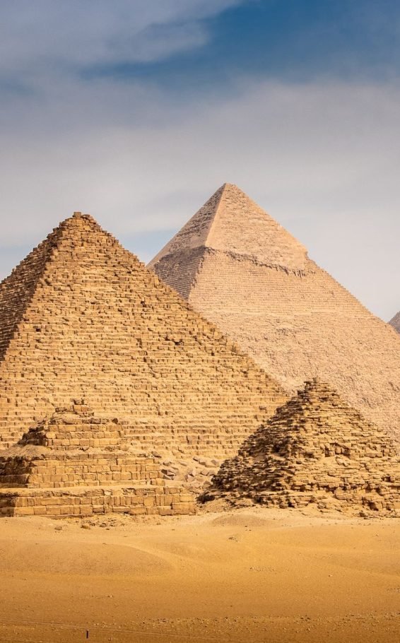 Tour dell'Egitto organizzato davanti alle Piramidi di Giza